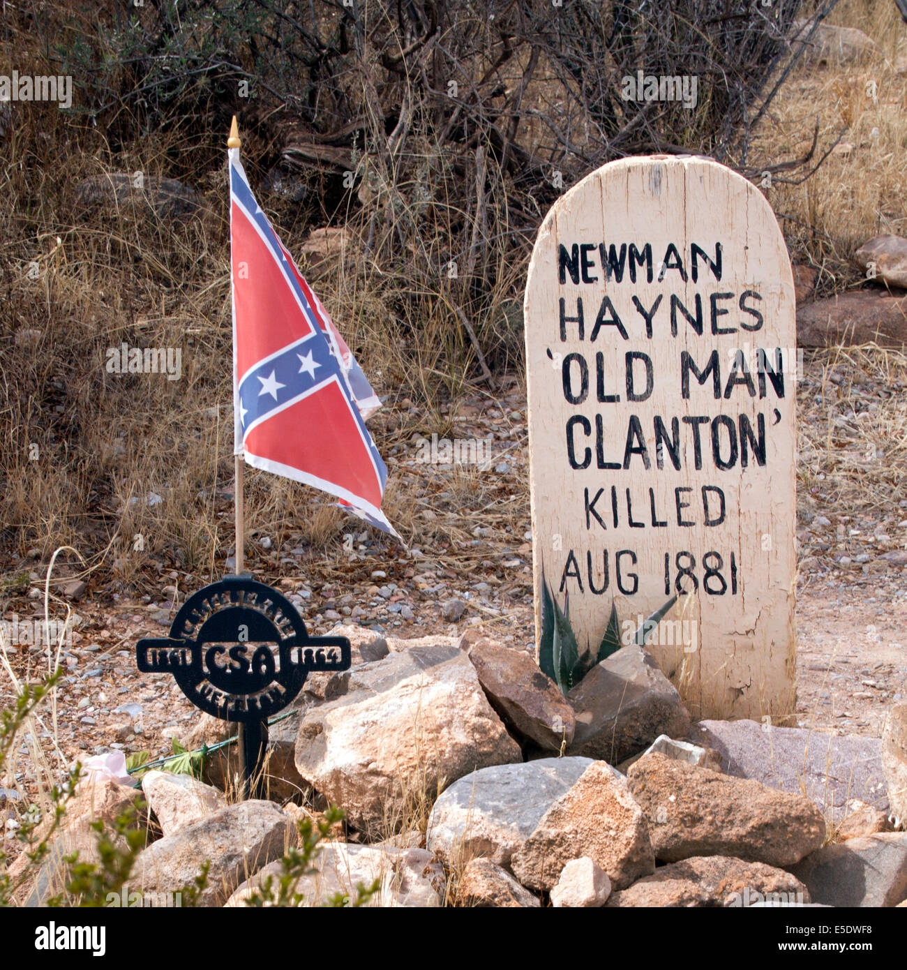 Inquietanti lapidi al Boot Hill Cemetery di Tombstone, Arizona, sussurrano storie dei famigerati fuorilegge del Vecchio West e della giustizia di frontiera. Foto Stock