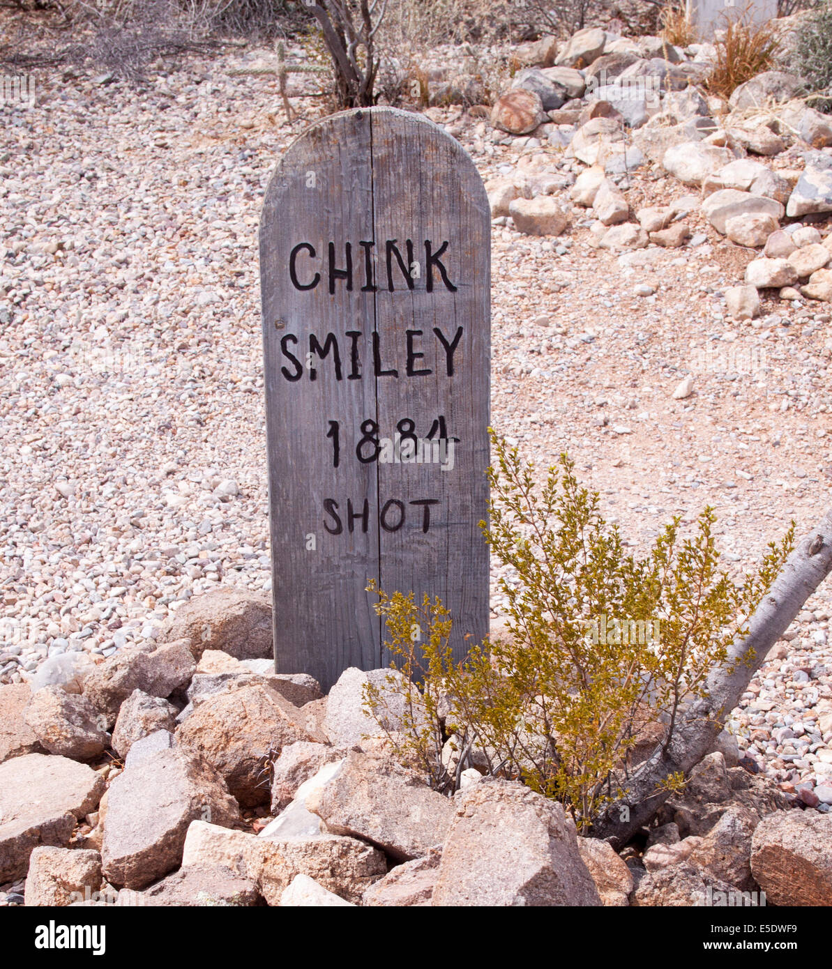 Inquietanti lapidi al Boot Hill Cemetery di Tombstone, Arizona, sussurrano storie dei famigerati fuorilegge del Vecchio West e della giustizia di frontiera. Foto Stock