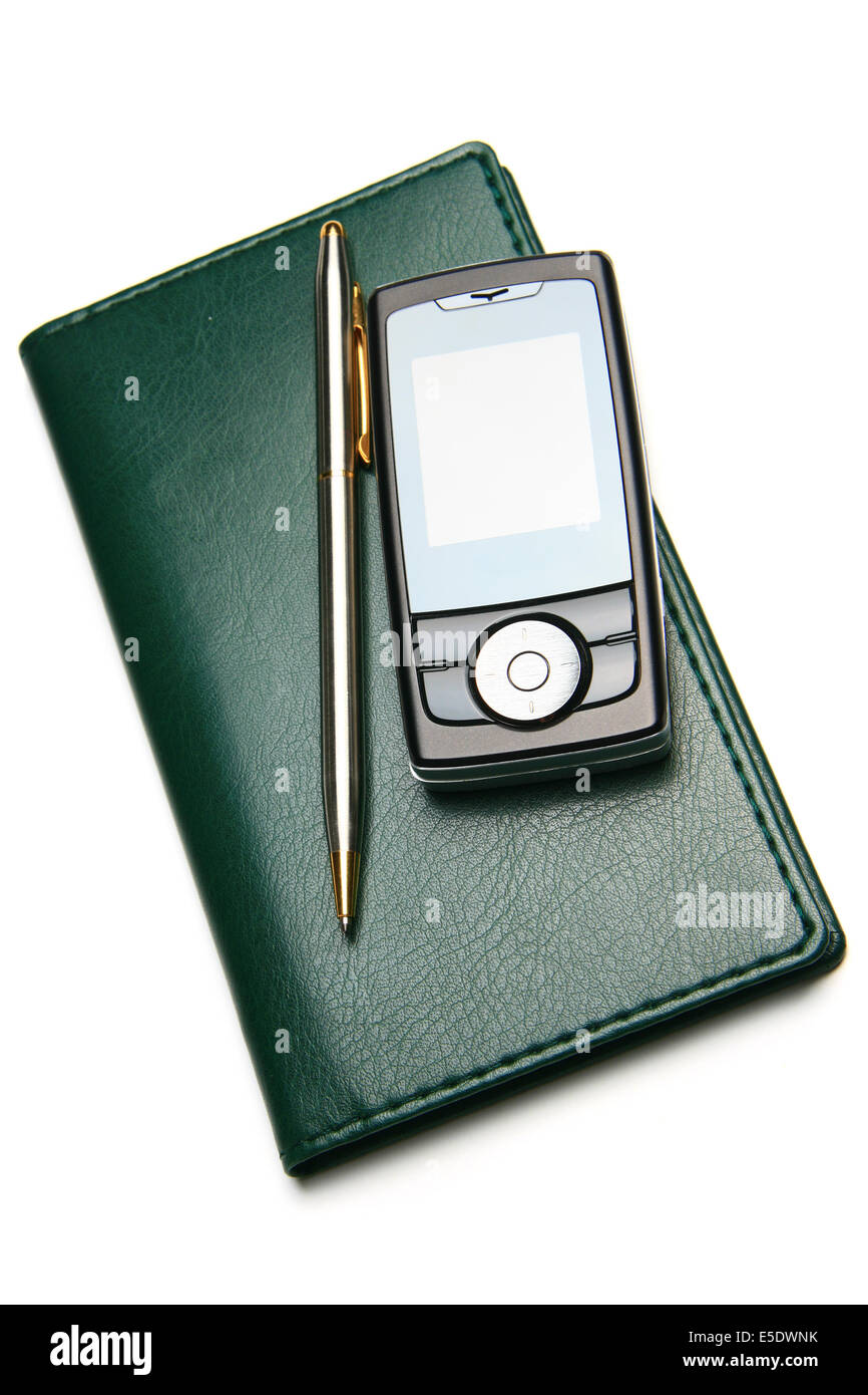 Telefono cellulare, penna su organizer in pelle isolate su sfondo bianco Foto Stock