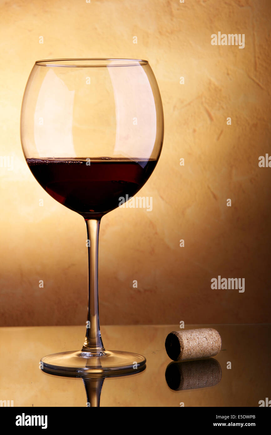 Still-life con un bicchiere di vino rosso e sughero Foto Stock