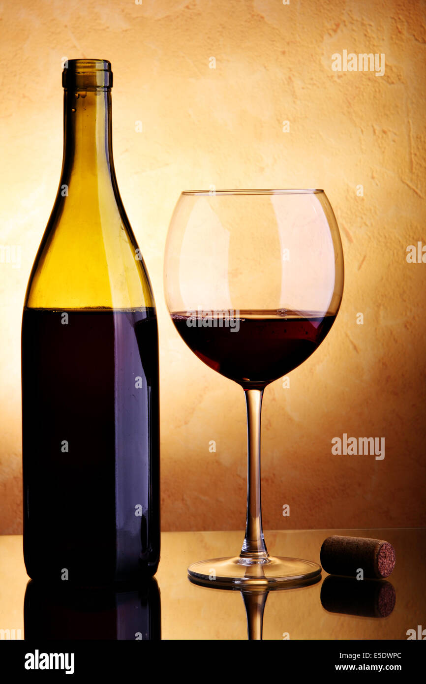 Still-life con bottiglia di vino e vetro Foto Stock