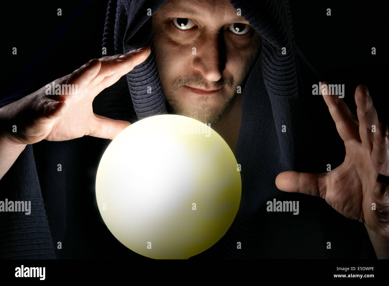 Stregone con incandescente sfera magica di close-up Foto Stock