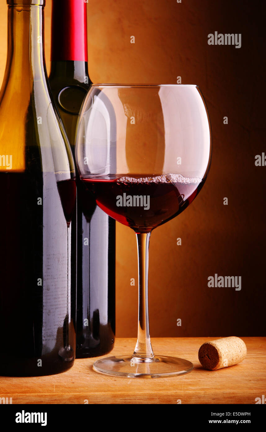 Still-life con due bottiglie di vino e vetro Foto Stock