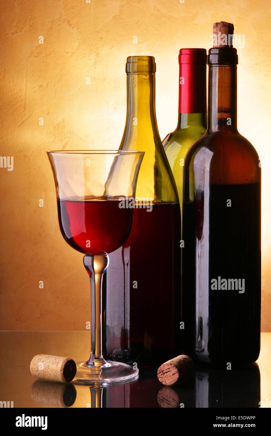 Still-life con tre bottiglie di vino e vetro Foto Stock