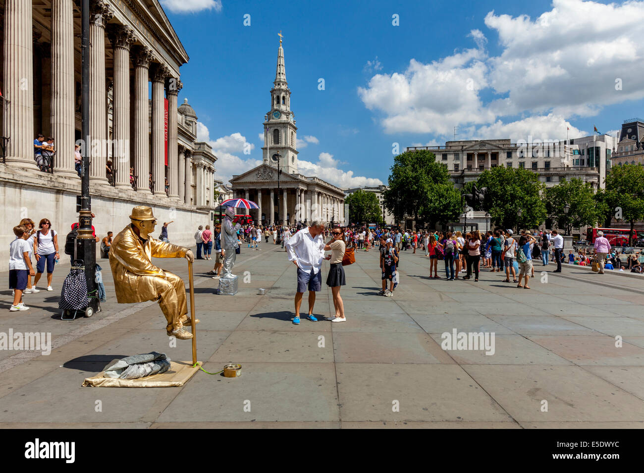 Gli artisti di strada, Trafalgar Square, Londra, Inghilterra Foto Stock