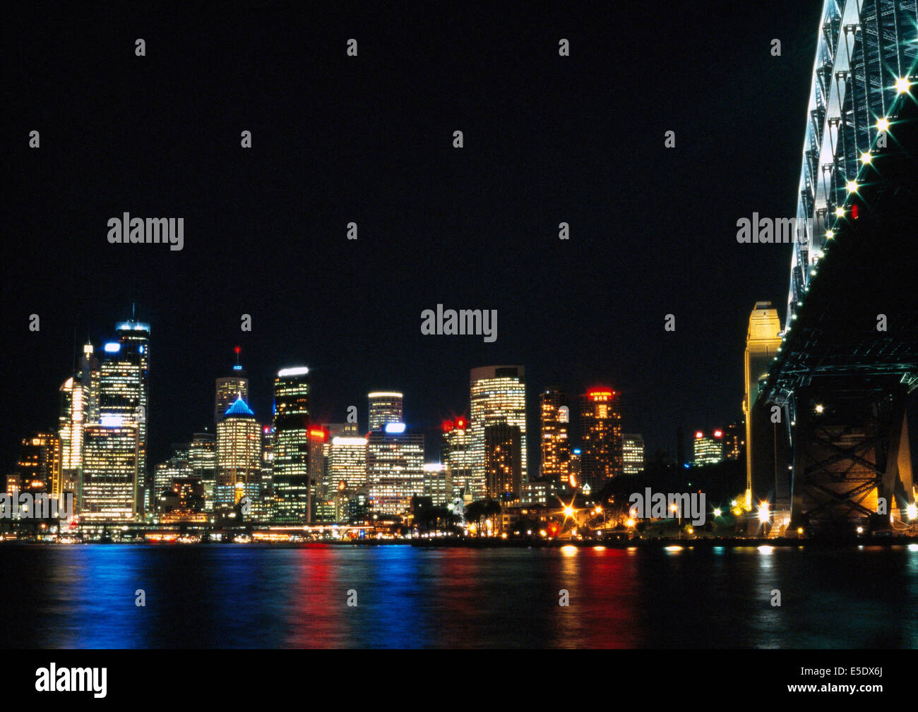 Centro di Sydney e il Circular Quay visto dalla sponda nord di notte, Nuovo Galles del Sud, Australia Foto Stock