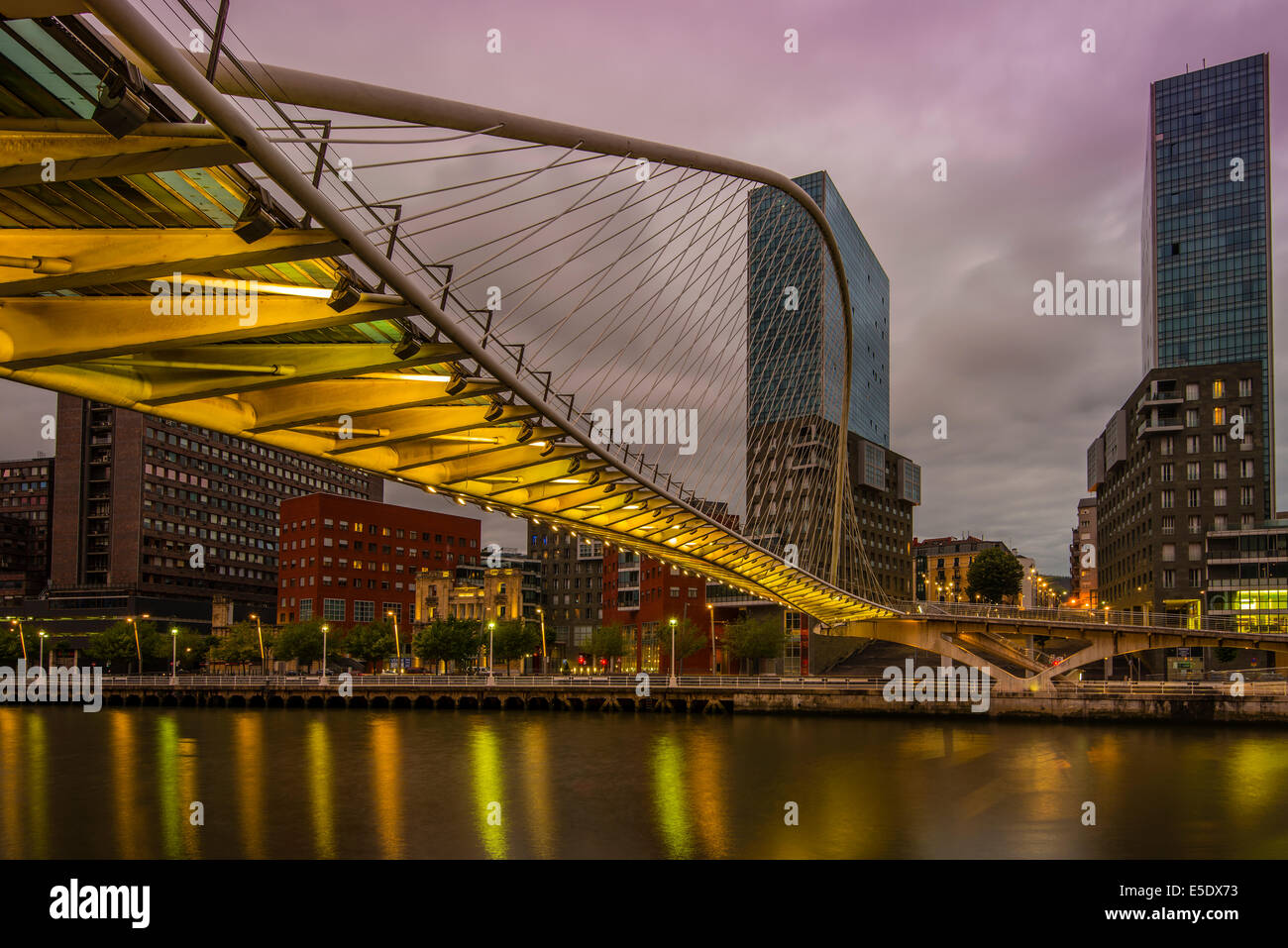 Ponte Zubizuri progettato dall'architetto Santiago Calatrava, Bilbao, Paesi Baschi Foto Stock