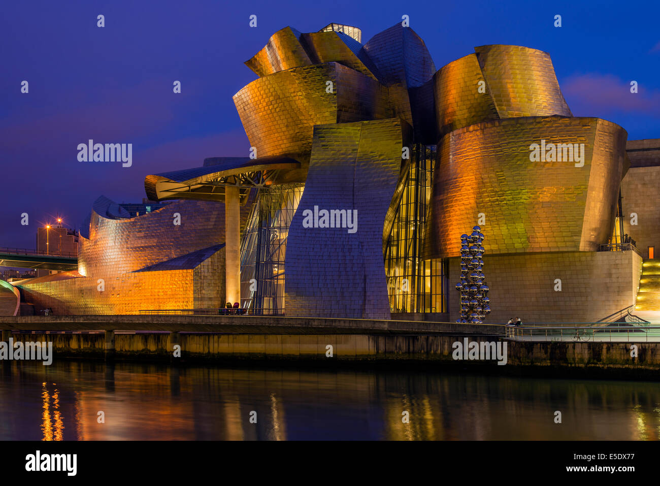 Museo Guggenheim di notte, Bilbao, Paesi Baschi Foto Stock