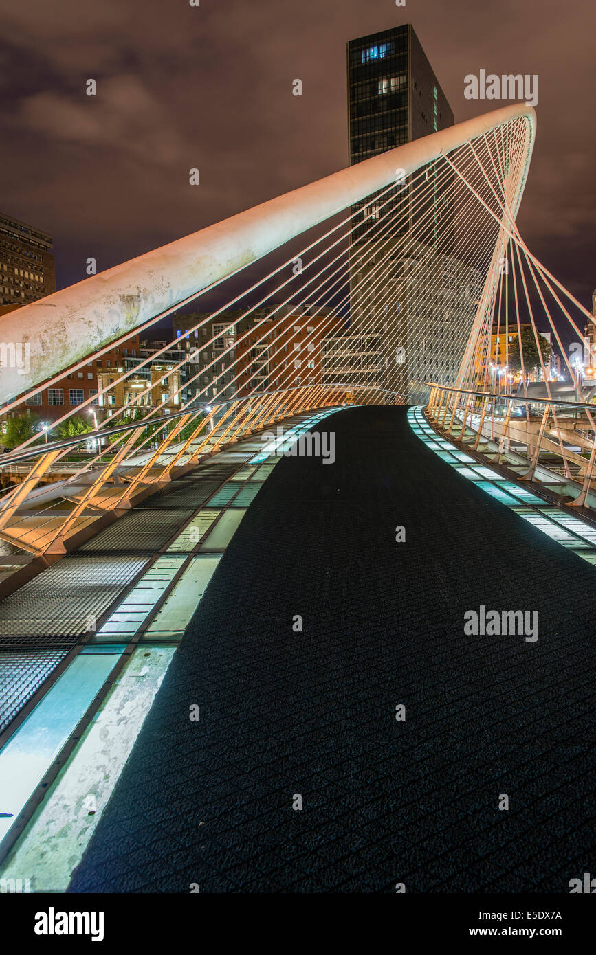 Vista notturna del ponte Zubizuri progettato dall'architetto Santiago Calatrava, Bilbao, Paesi Baschi Foto Stock