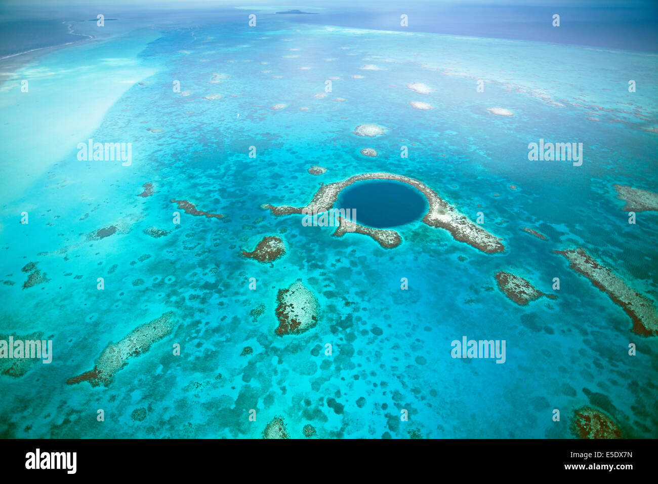 Riprese aeree del Buco Blu, Faro Atollo Belize, nel Belize Barrier Reef Reserve System sito Patrimonio Mondiale dell'UNESCO Foto Stock