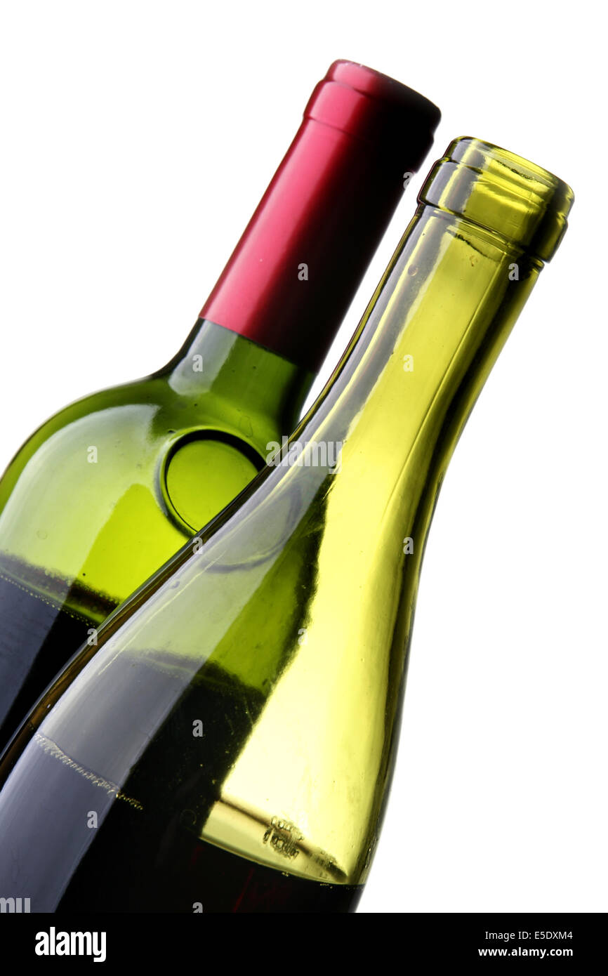 Due bottiglie di vino rosso isolato su sfondo bianco Foto Stock