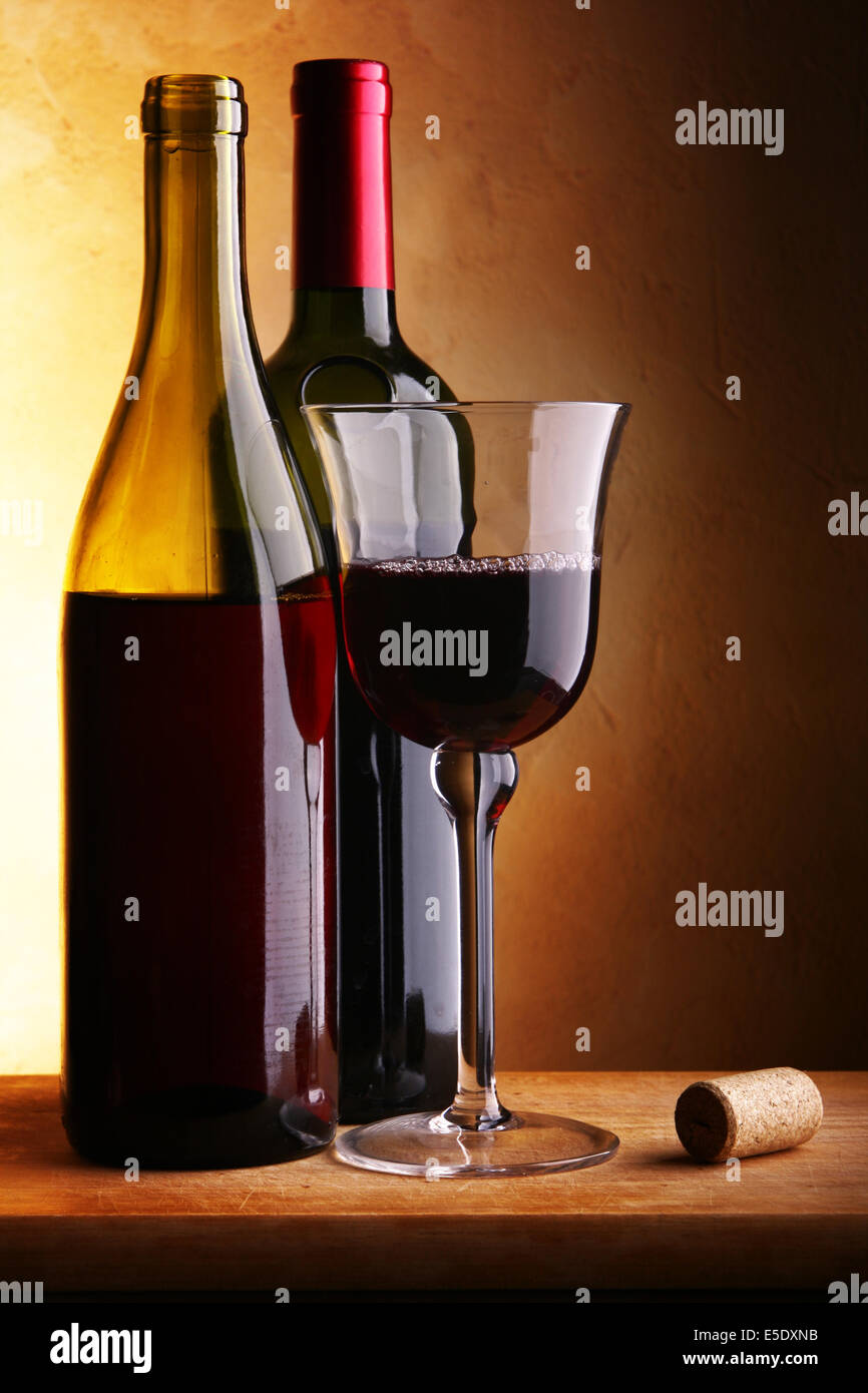 Still-life con due bottiglie di vino e vetro Foto Stock