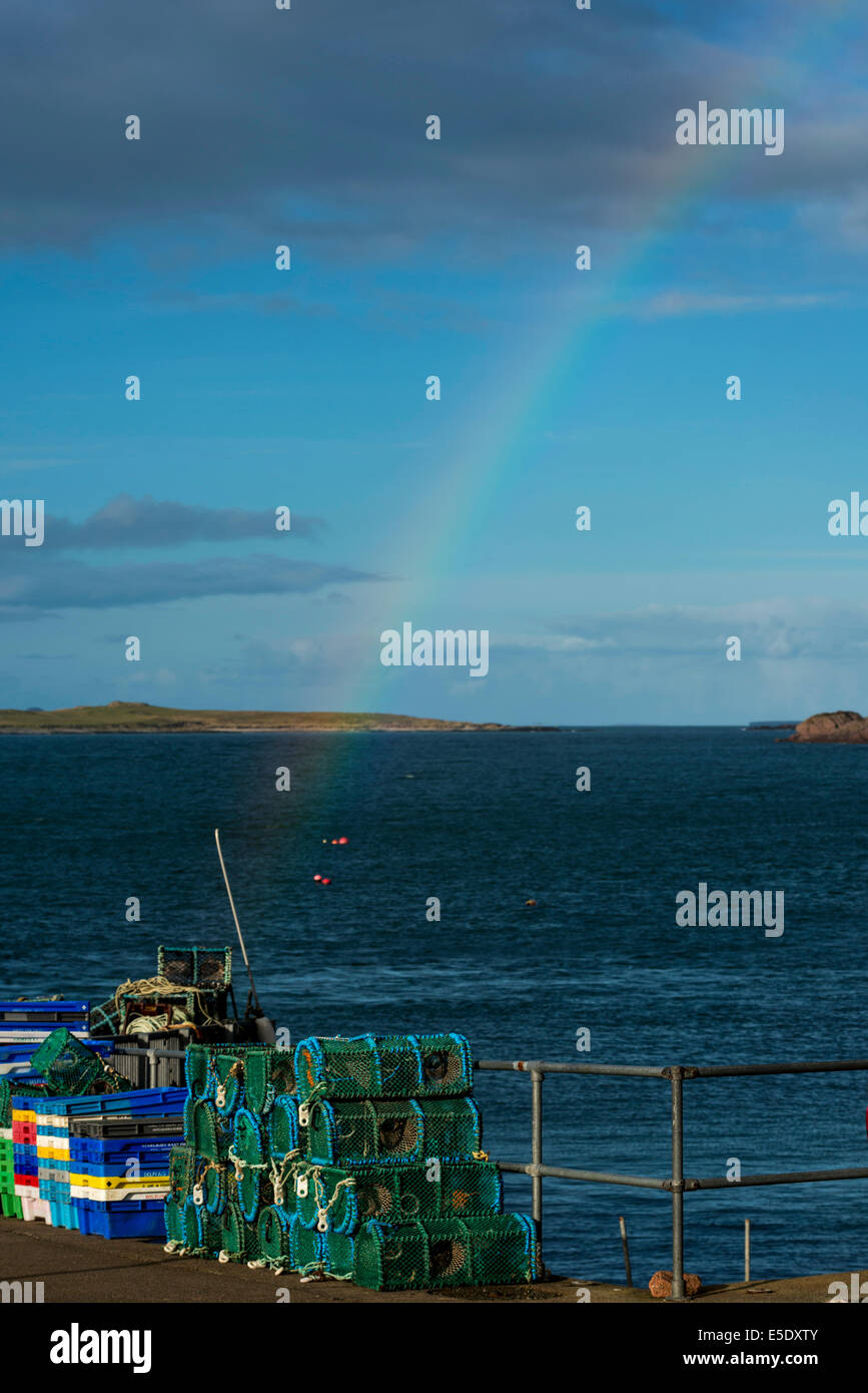 Un arcobaleno nel porto di Fionnphort, il principale porto del Ross di Mull e il secondo più grande insediamento nella locale. Foto Stock