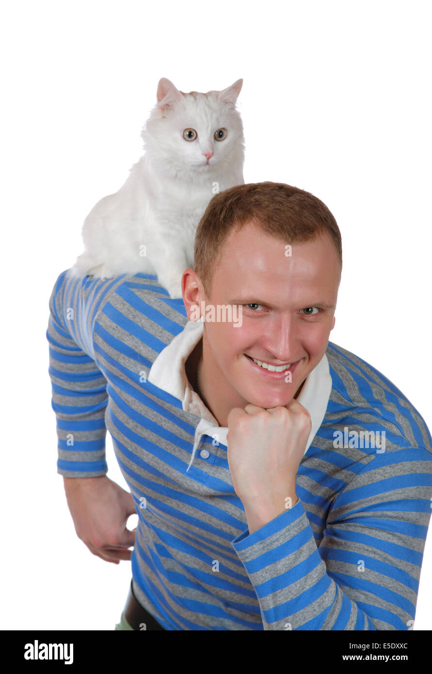 Gatto Bianco si siede su una spalla al giovane uomo Foto Stock