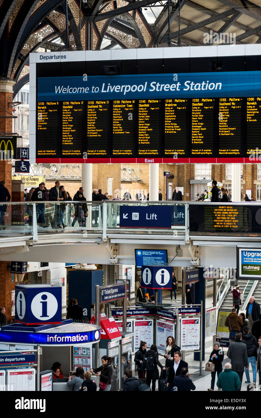 Benvenuti alla stazione di Liverpool Street è il messaggio principale sulla scheda di partenze alla stazione dello stesso nome. Foto Stock