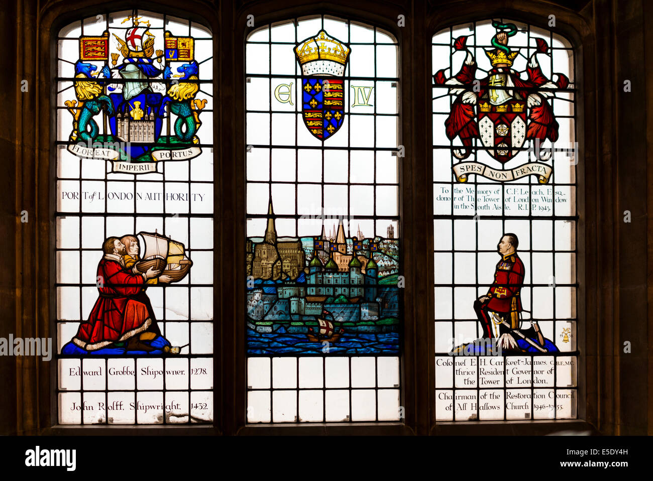 Una delle vetrate colorate mostra gli stretti legami tra tutti Hallows dalla torre chiesa e di Londra storia marittima. Foto Stock