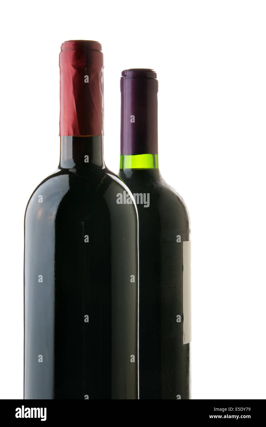 Due bottiglie di vino rosso isolato su sfondo bianco Foto Stock