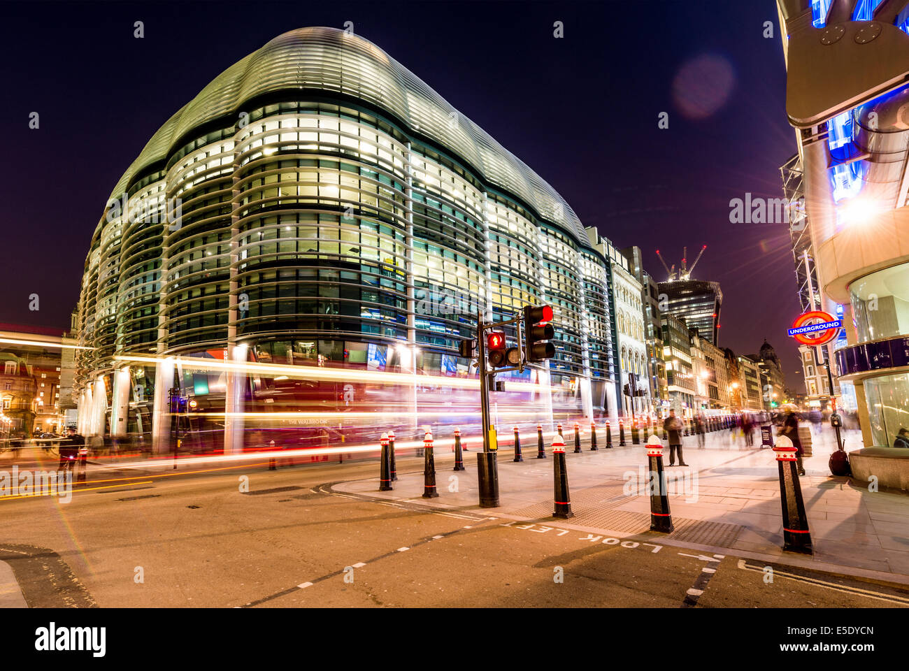 Mostrato durante la notte, l'edificio Walbrook è un nuovo ufficio sviluppo nel principale quartiere finanziario di Londra Foto Stock