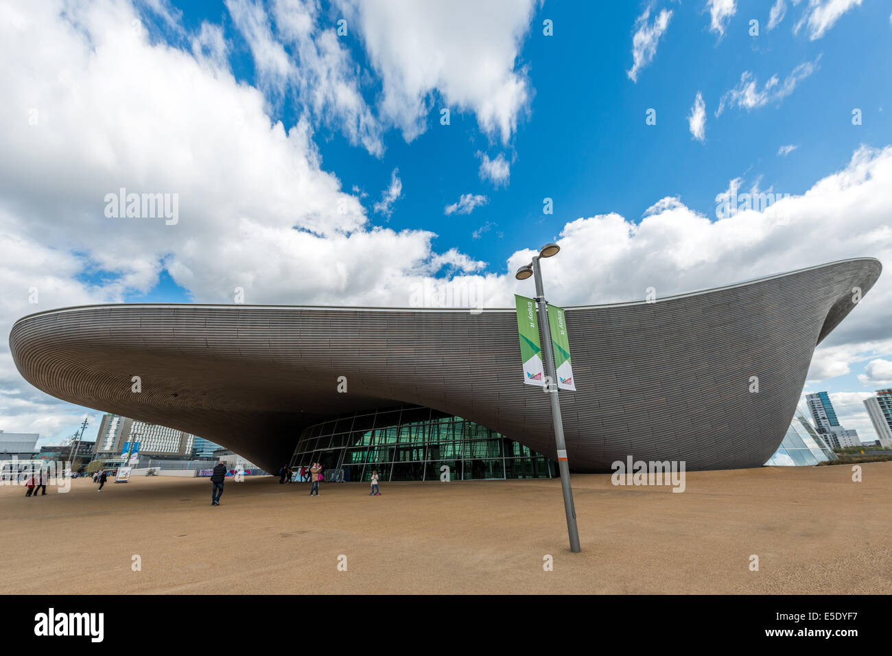 Il London Aquatics Centre è una struttura coperta con due piscine e una piscina per immersioni nel Queen Elizabeth Olympic Park Foto Stock