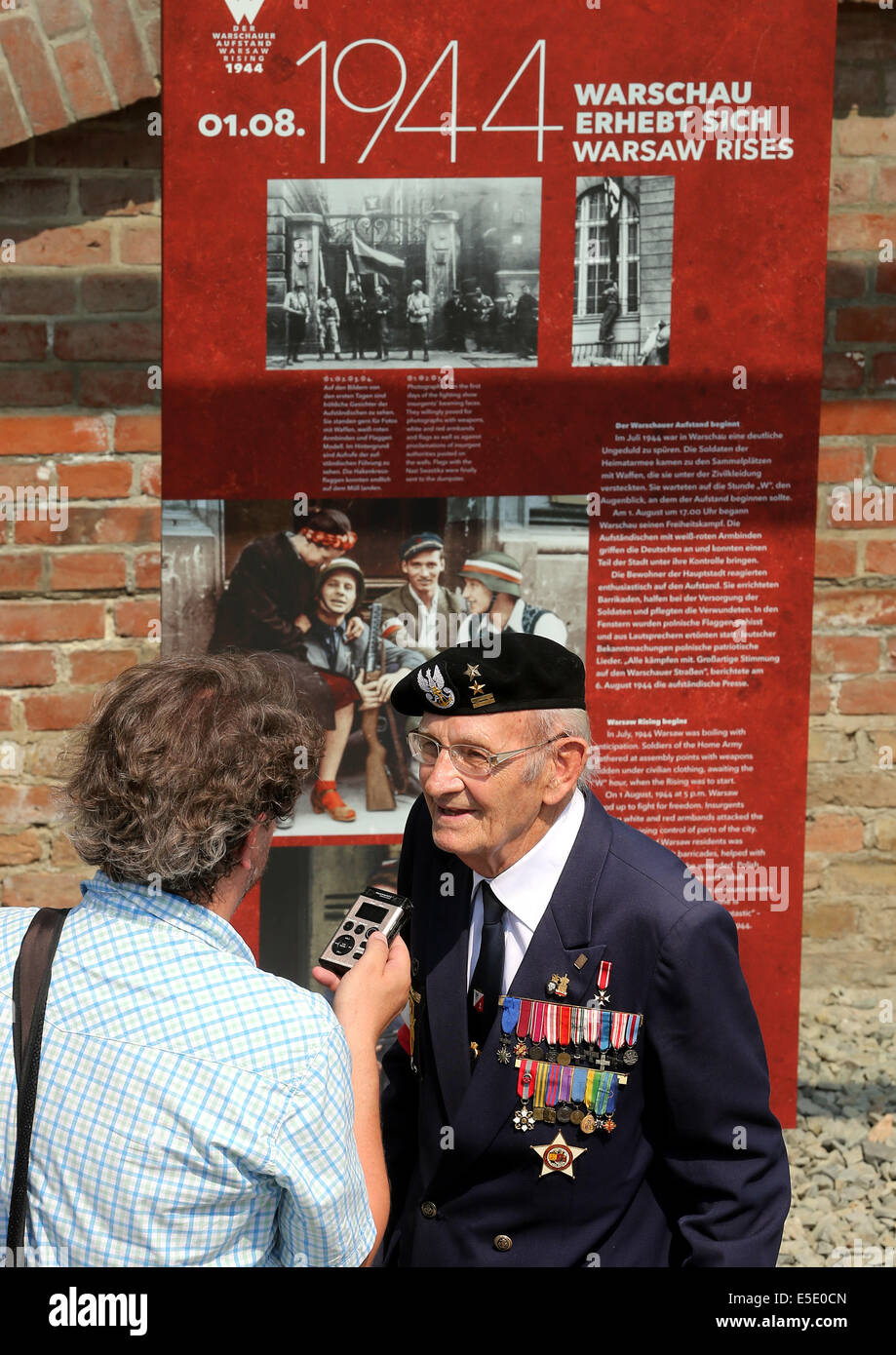 Berlino, Germania. 29 Luglio, 2014. Una testimonianza contemporanea guarda ilil mostra 'Insurrezione di Varsavia 1944" presso il museo di storia della topografia del terrore a Berlino, Germania, 29 luglio 2014. La mostra è stata aperta in precedenza dal polacco e tedesco presidenti. Foto: WOLFGANG KUMM/dpa/Alamy Live News Foto Stock