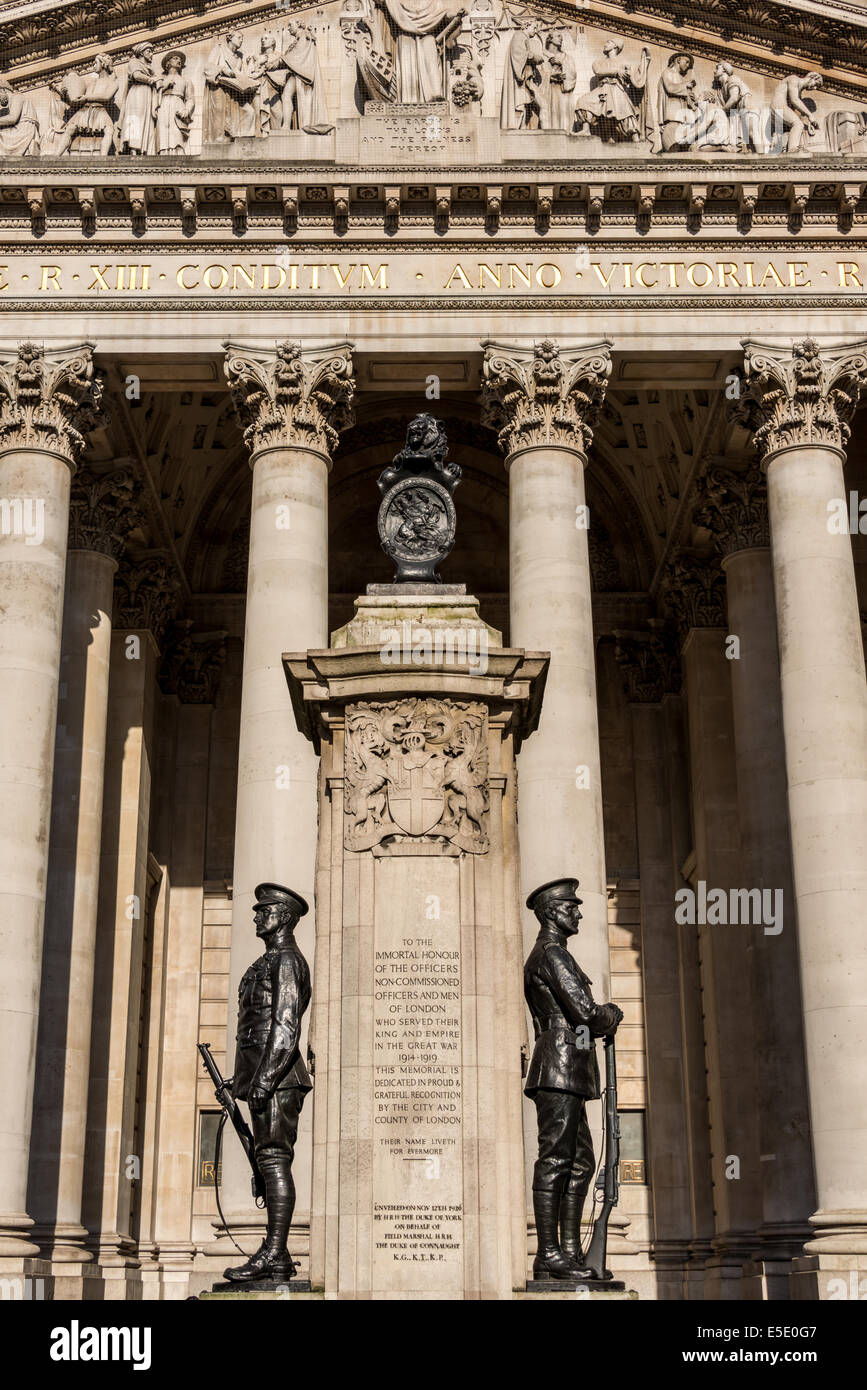 Un memoriale per le truppe di Londra che è caduto nella Grande Guerra (I Guerra Mondiale) al di fuori del Royal Exchange nella città di Londra. Foto Stock