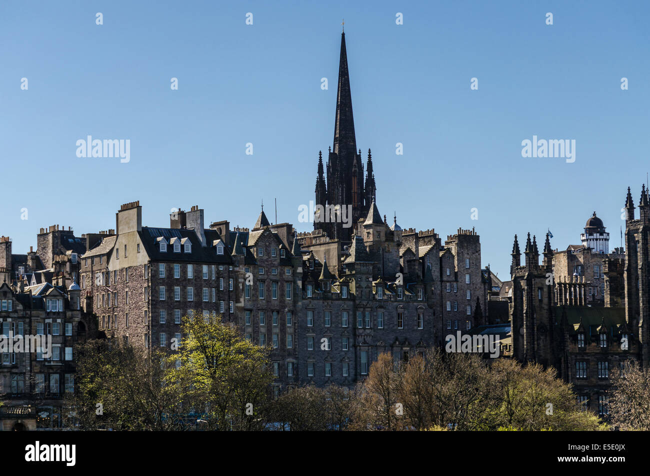 Il mozzo e la Cittã Vecchia di Edimburgo, visto dal monumento di Scott. Il mozzo, alla sommità del Royal Mile di Edimburgo Foto Stock