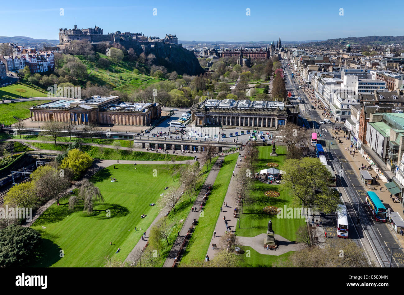 Princes Street Gardens è un parco pubblico nel centro di Edimburgo, Scozia, all'ombra del Castello di Edimburgo. Guardando ad Ovest Foto Stock