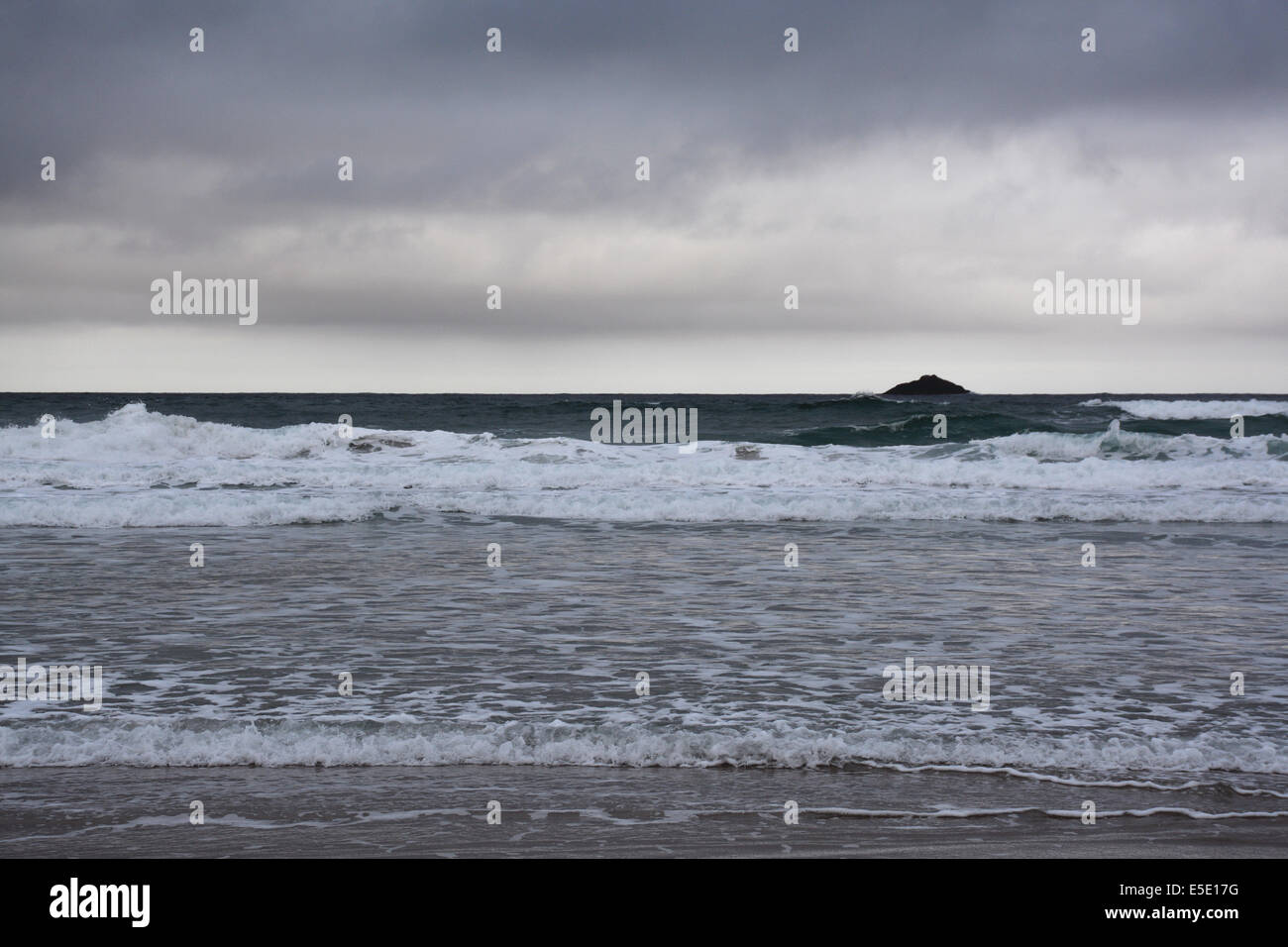 Isola Bianca nella parte anteriore del St Clair spiaggia un giorno di tempesta, Dunedin, Nuova Zelanda Foto Stock