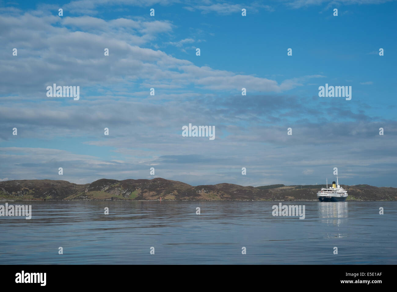 Nave da crociera ormeggiata, Stornoway Harbour, isola di Lewis, Ebridi Esterne sul luminoso blu del mare con il blu del cielo Foto Stock