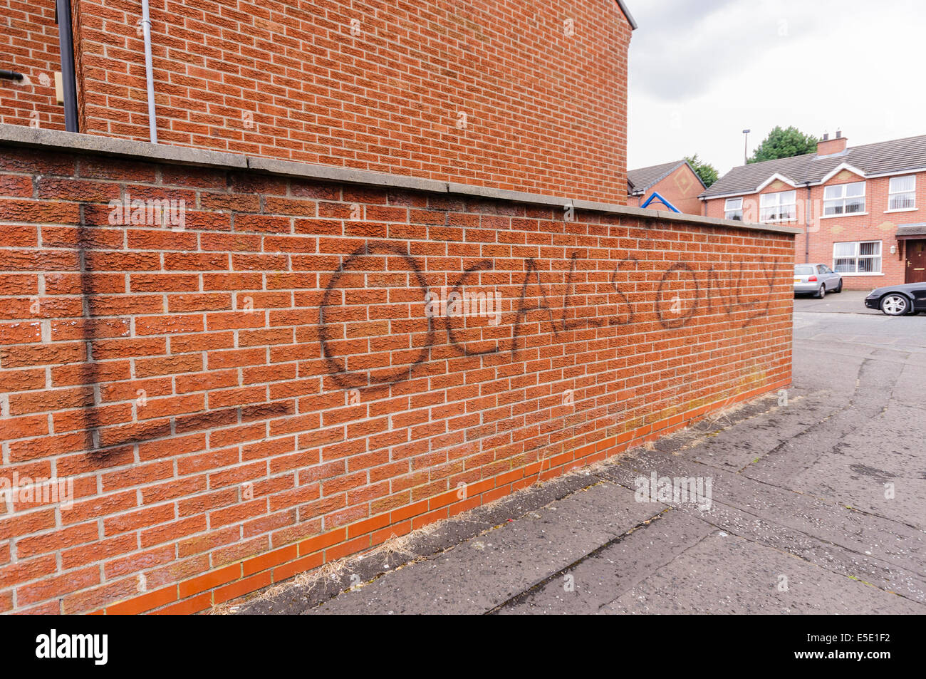 Belfast, Irlanda del Nord. 29 Luglio, 2014. Graffiti dicendo 'Locali' solo spraypainted su una parete a Belfast. Credito: Stephen Barnes/Alamy Live News Foto Stock