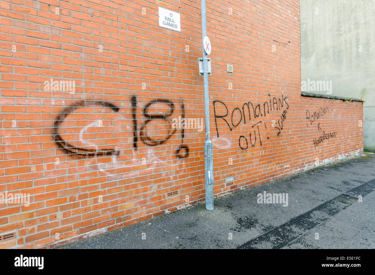 Belfast, Irlanda del Nord. 29 Luglio, 2014. Graffiti dicendo 'C18! I rumeni fuori! Scum. I rumeni R [sic] Housebreakers' spraypainted su una parete a Belfast. Credito: Stephen Barnes/Alamy Live News Foto Stock