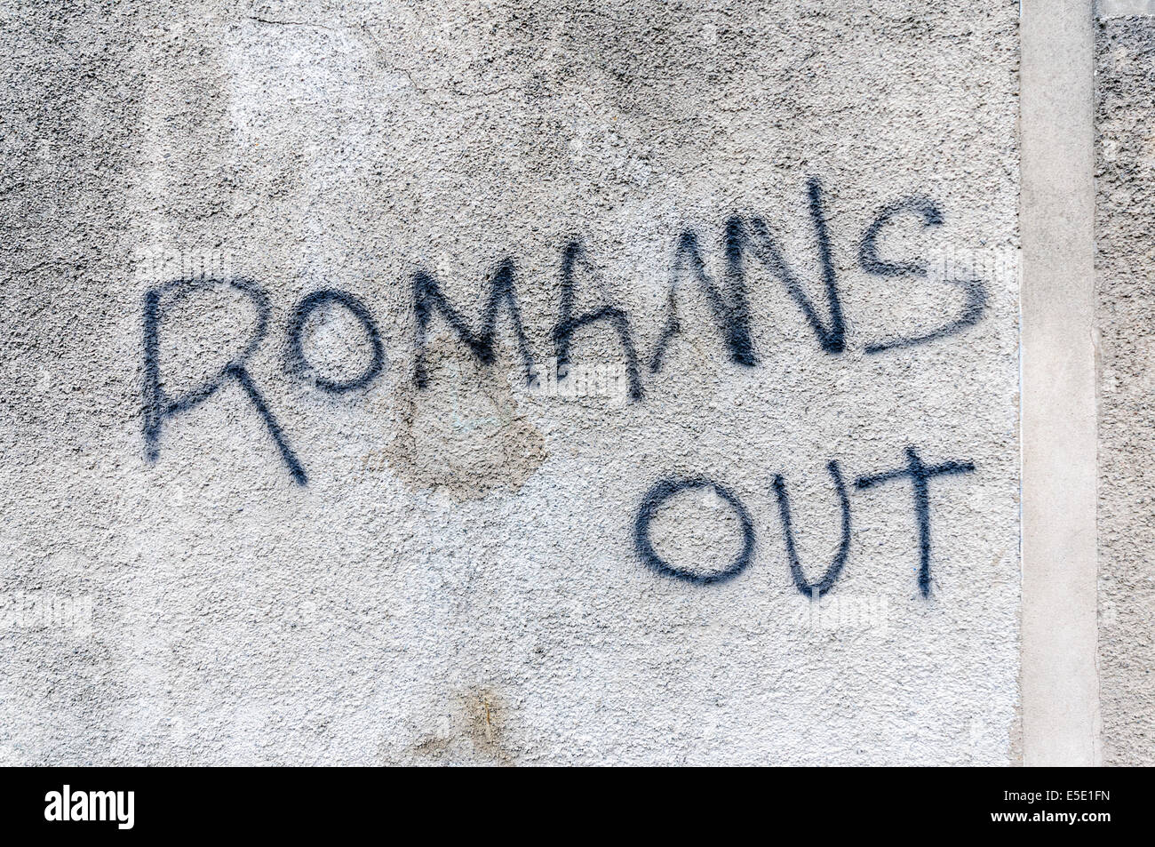 Belfast, Irlanda del Nord. 29 Luglio, 2014. Graffiti dicendo "romani [sic] Fuori' spraypainted su una parete a Belfast. Credito: Stephen Barnes/Alamy Live News Foto Stock