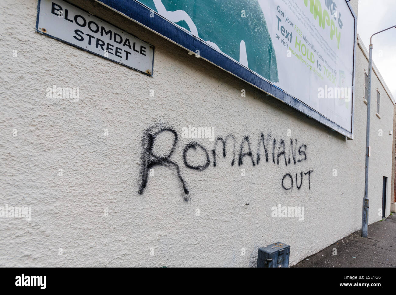 Belfast, Irlanda del Nord. 29 Luglio, 2014. 'I rumeni Out' spraypainted graffiti su un muro a Belfast. Credito: Stephen Barnes/Alamy Live News Foto Stock