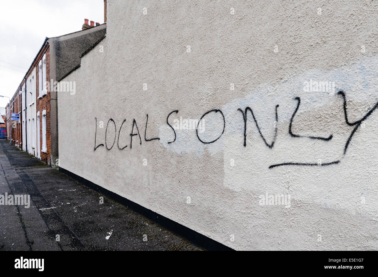 Belfast, Irlanda del Nord. 29 Luglio, 2014. 'Locali' solo graffiti spraypainted su una parete a Belfast. Credito: Stephen Barnes/Alamy Live News Foto Stock