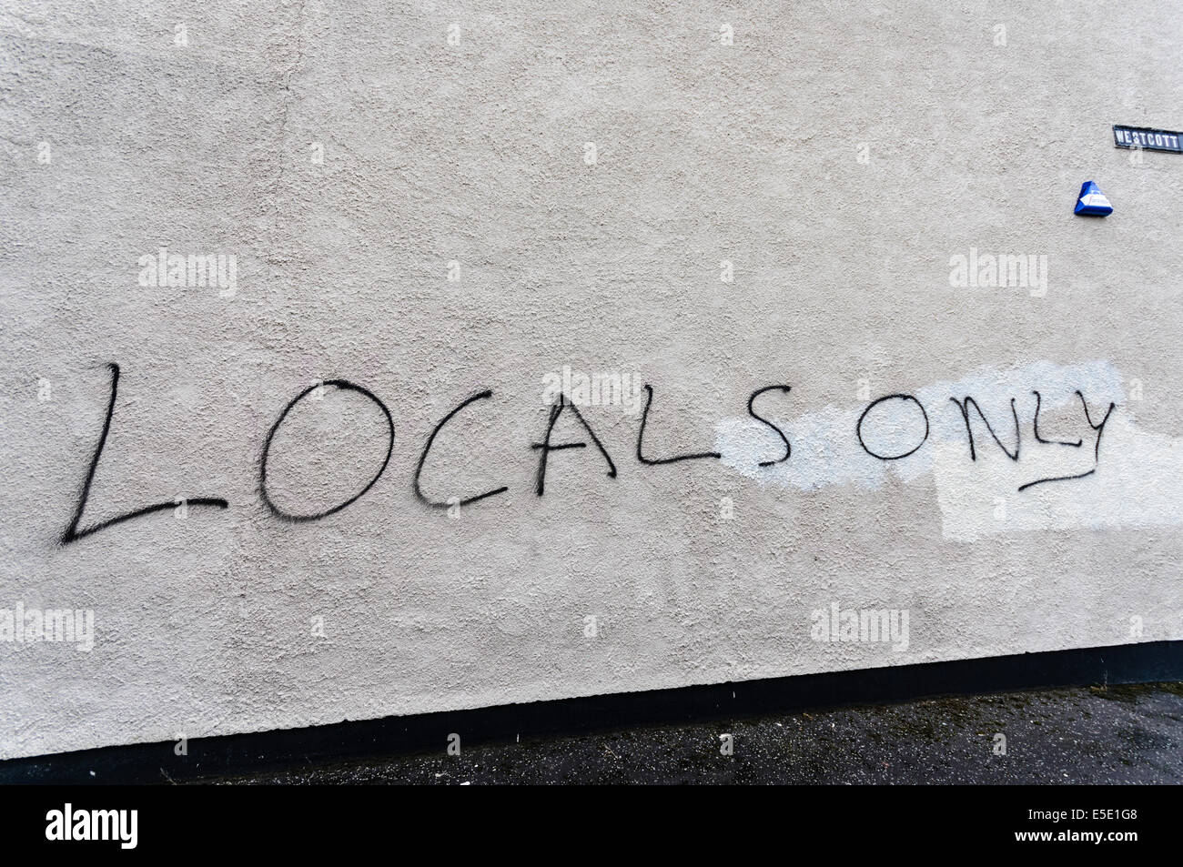 Belfast, Irlanda del Nord. 29 Luglio, 2014. 'Locali' solo graffiti spraypainted su una parete a Belfast. Credito: Stephen Barnes/Alamy Live News Foto Stock