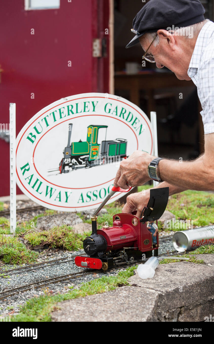 L'uomo tende a modello di treno Butterly Garden Railway Associates Foto Stock