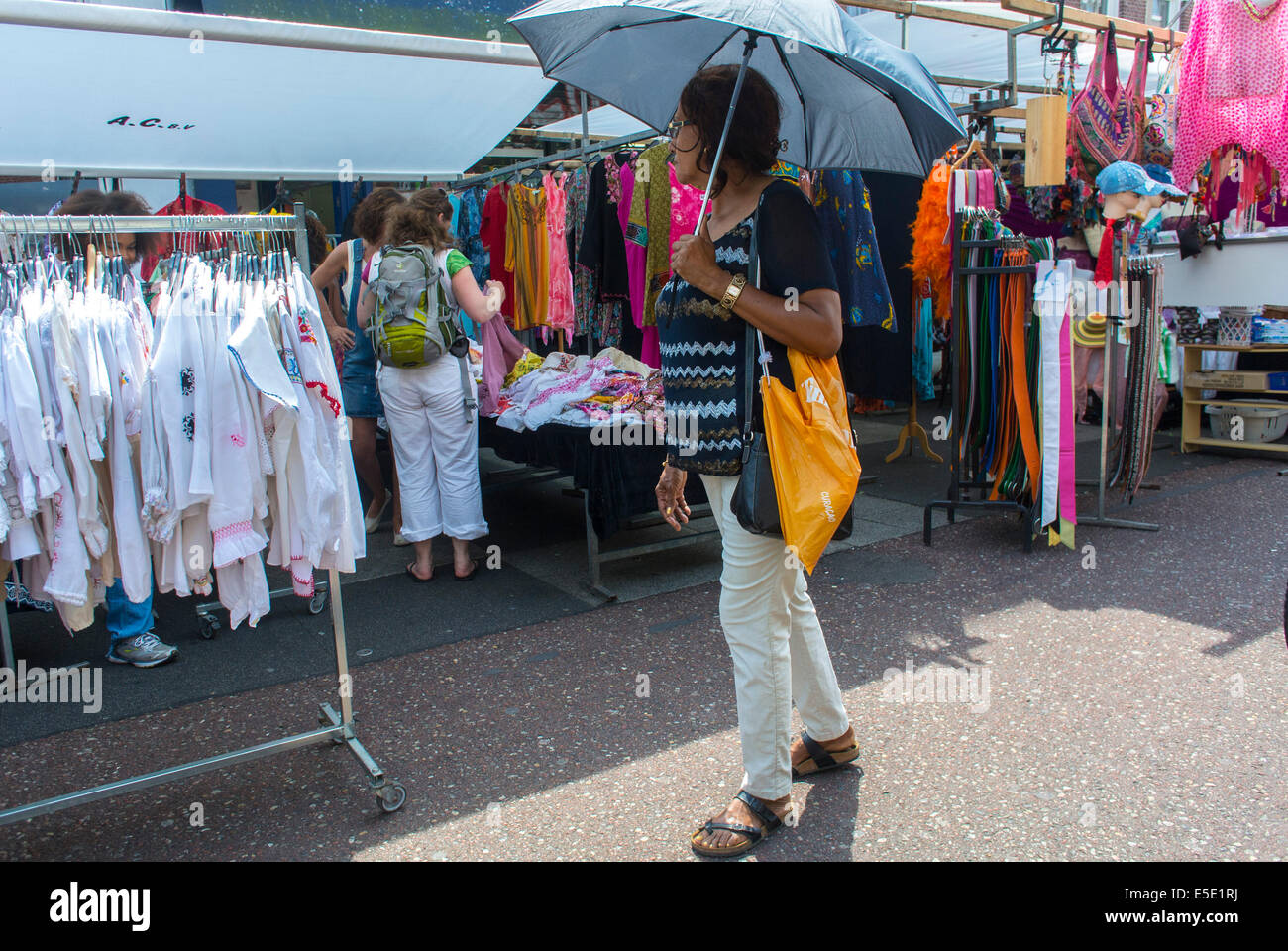 Amsterdam, Olanda, Paesi Bassi, Donna Turistiche Shopping negozi di abbigliamento, shopper la scelta di merci in Pijp Shopping Street scene, Albert Cuyp Mark Foto Stock