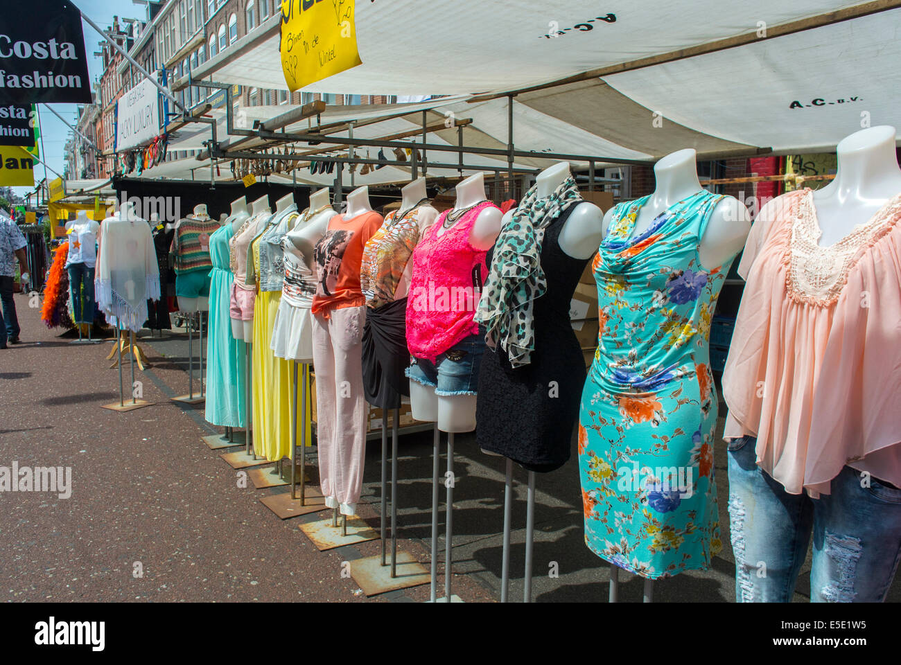 Amsterdam, Olanda, Paesi Bassi, Stalli di abbigliamento femminile Mostra al  Pijp Shopping Street Scene, Albert Cuyp Market, mannequins Foto stock -  Alamy