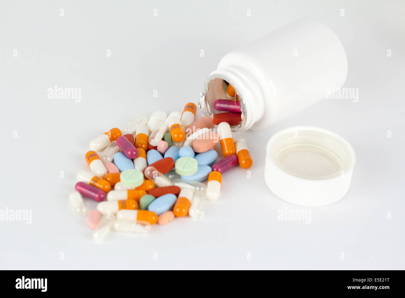 Tabletten medikamente pillen medikament pille tablette apotheke gesundheit medizin medizinisch pharma pharmazie pharmazeutisch b Foto Stock
