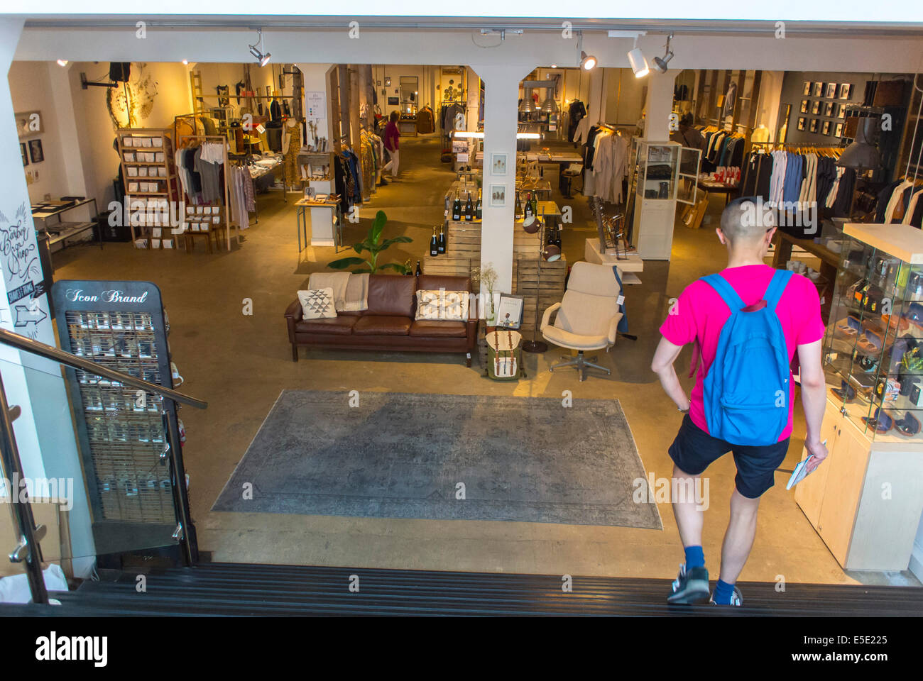 Amsterdam, Olanda, Paesi Bassi, uomo cinese Shopping per abbigliamento  all'interno del concetto Hutspot Store, negozio di arredamento interno Foto  stock - Alamy