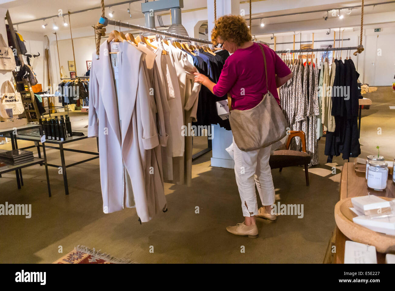amsterdam, Olanda, Paesi Bassi, Woman Shopping, Shopper da solo scelta merci, per Abbigliamento all'interno del concept store Hutspot Foto Stock