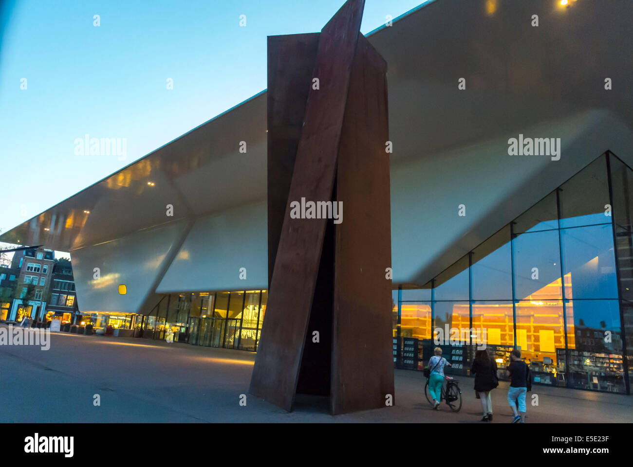amsterdam, Olanda, Paesi Bassi, Museo Stedelijk, all'esterno, Edificio di architettura moderna, illuminato di notte, architettura contemporanea Foto Stock
