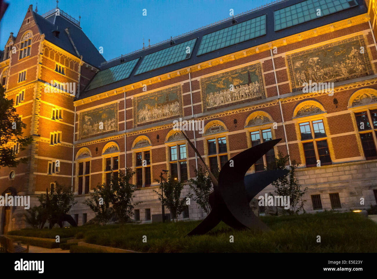 Amsterdam, Olanda, Paesi Bassi, esterno, come ad esempio il Museo Rijks Museum, illuminazione sulla facciata di notte, Foto Stock