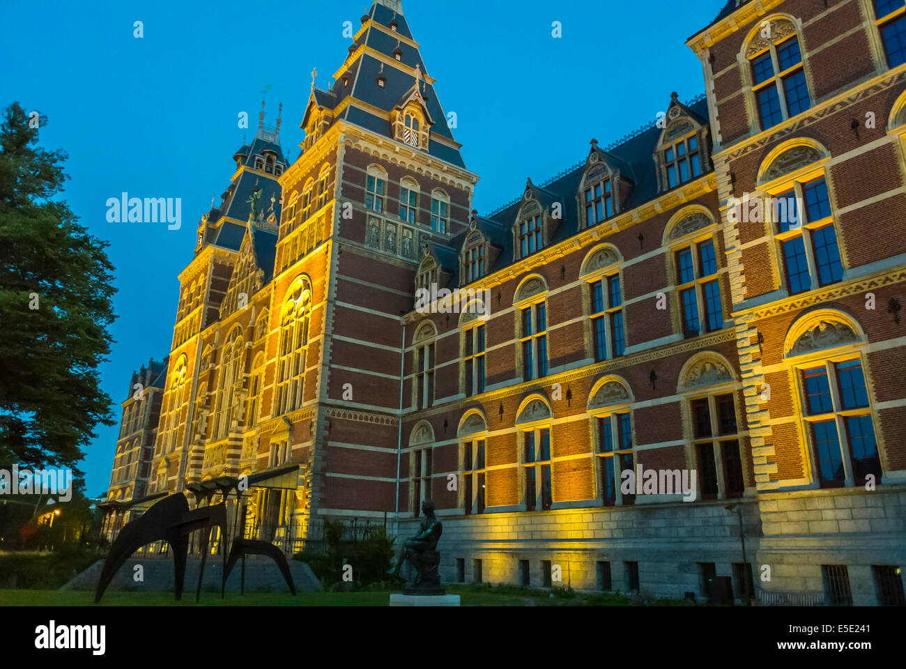 Amsterdam, Olanda, i Paesi Bassi, il Museo Rijks Museum, illuminazione sulla facciata di notte, Foto Stock