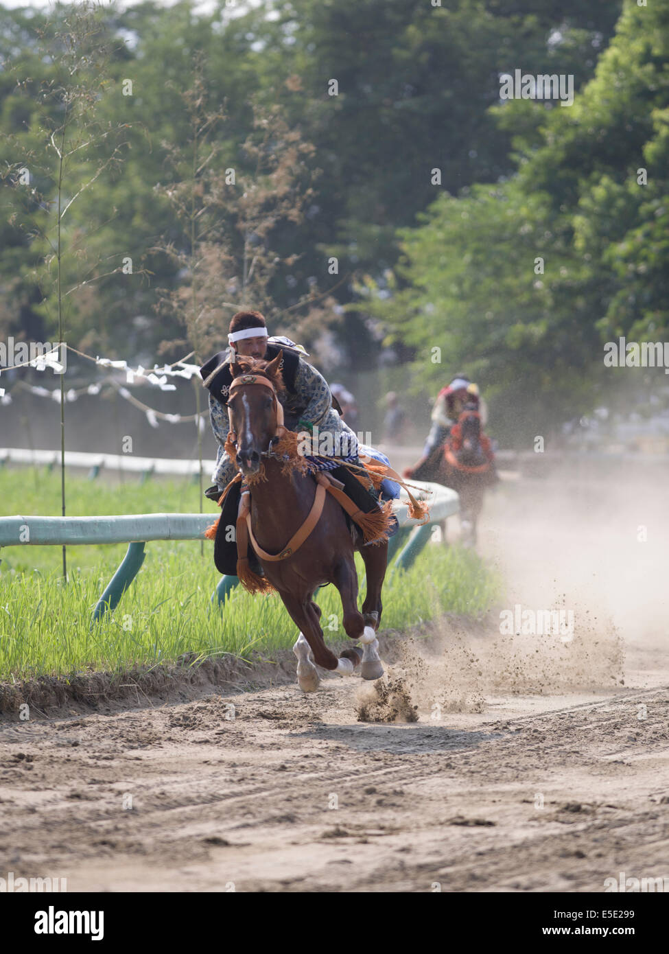 Soma Nomaoi un tradizionale samurai giapponese horseman festival tenutosi a Minami Soma, Fukushima Prefettura, Giappone. La zona è ancora riprendendo dal 2011 Tohoku terremoto e tsunami. Credito: Chris Willson/Alamy Live News Foto Stock