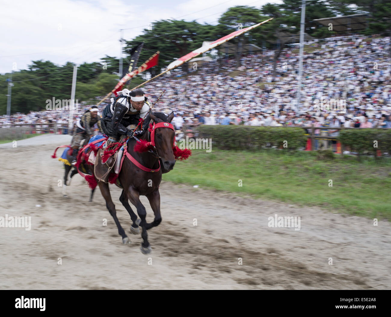 Soma Nomaoi un tradizionale samurai giapponese horseman festival tenutosi a Minami Soma, Fukushima Prefettura, Giappone. La zona è ancora riprendendo dal 2011 Tohoku terremoto e tsunami. Credito: Chris Willson/Alamy Live News Foto Stock