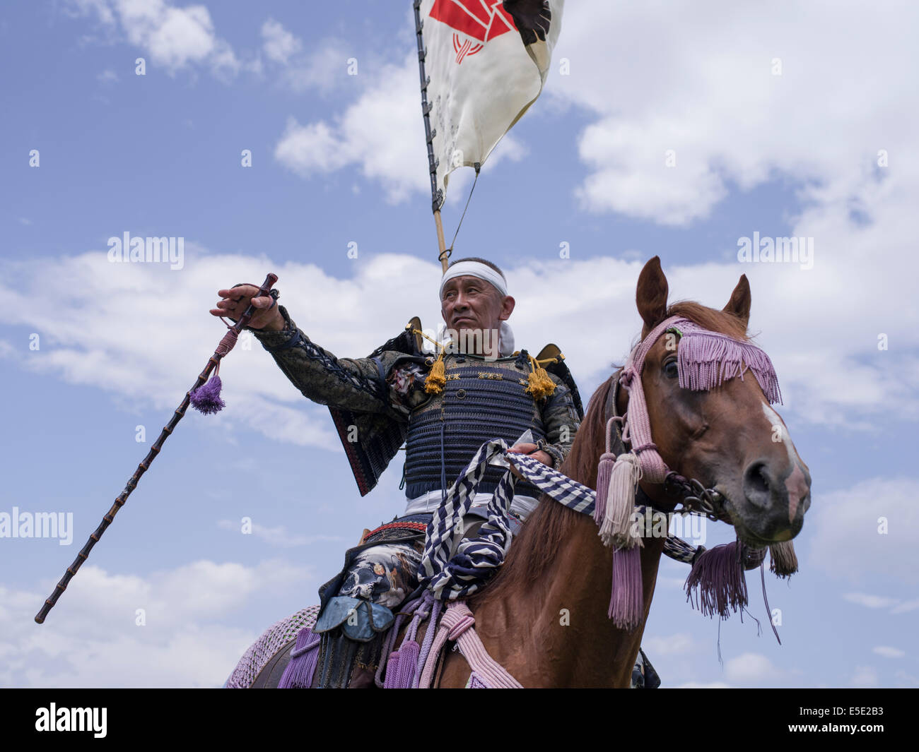 Soma Nomaoi un tradizionale samurai giapponese horseman festival tenutosi a Minami Soma, Fukushima Prefettura, Giappone. La zona è ancora riprendendo dal 2011 Tohoku terremoto e tsunami. Credito: Chris Willson/Alamy Live News Foto Stock