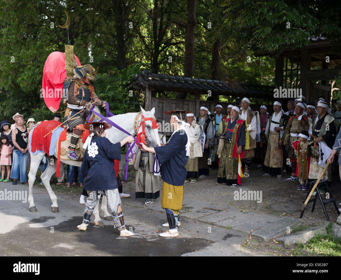 Soma Nomaoi un tradizionale samurai giapponese horseman festival tenutosi a Minami Soma, Fukushima Prefettura, Giappone. La zona è ancora riprendendo dal 2011 Tohoku terremoto e tsunami. Credito: Chris Willson/Alamy Live News Foto Stock
