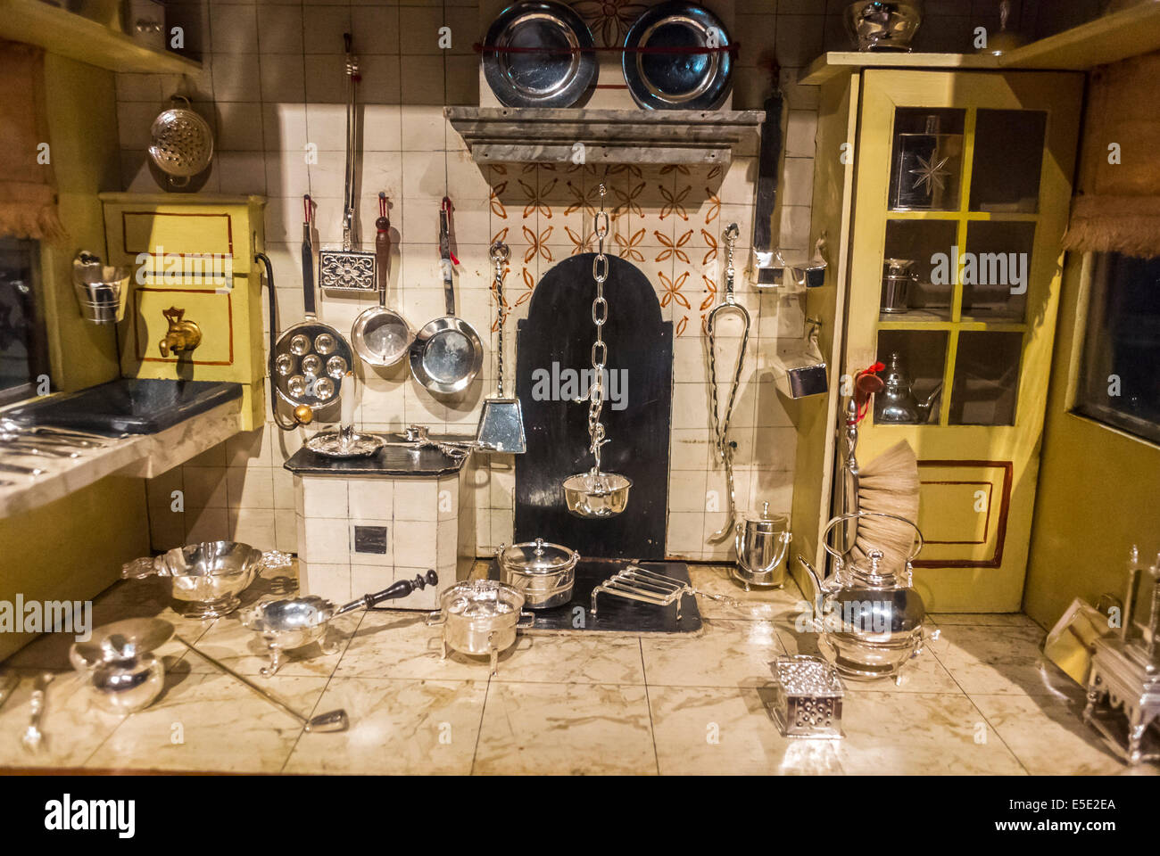 Amsterdam, Olanda, all'interno, i Paesi Bassi, il Rijksmuseum, la Casa delle Bambole, Ortman, (c 1686) cucina scena Foto Stock