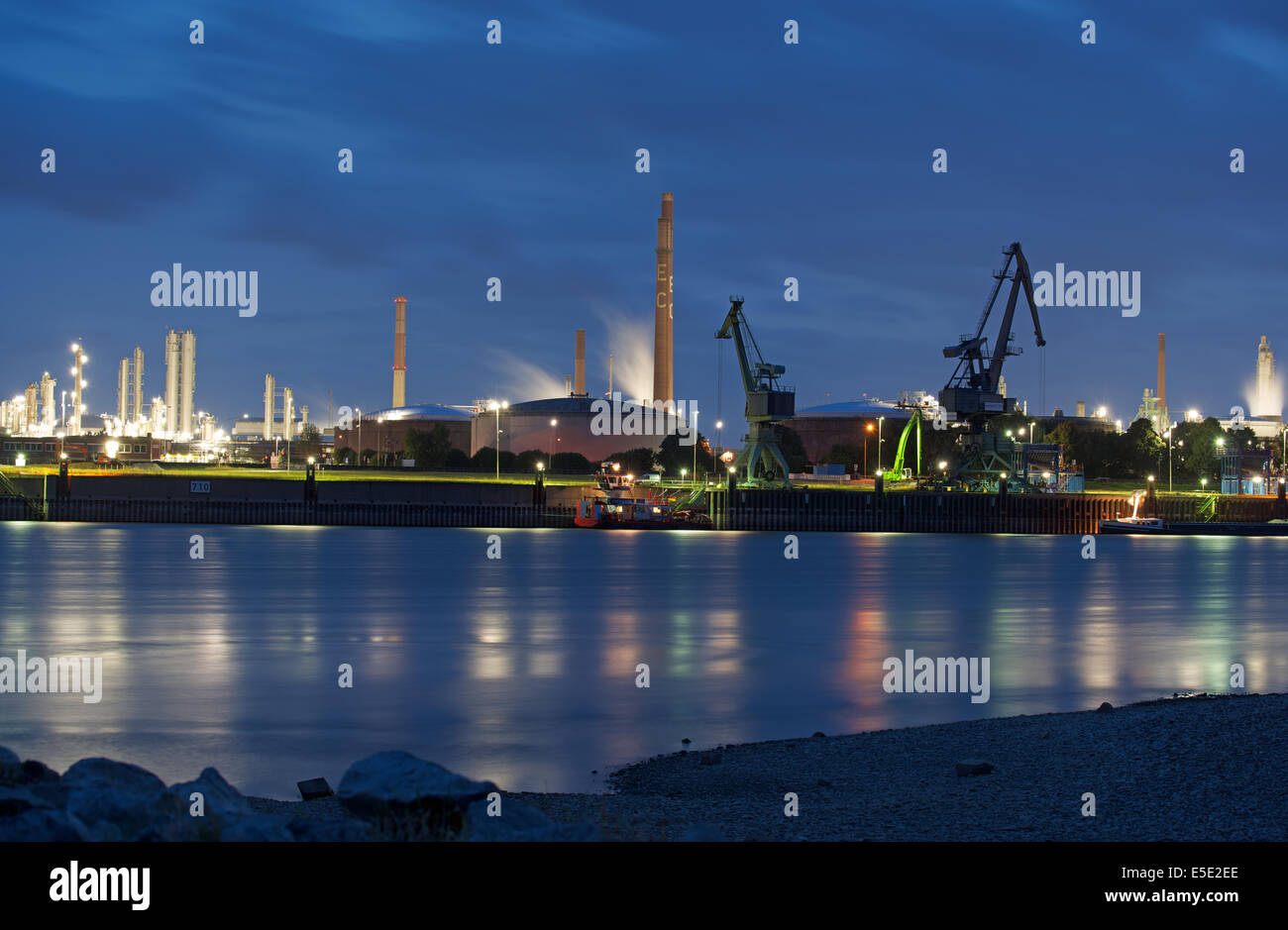Industria chimica accanto al fiume Reno, Germania. Foto Stock
